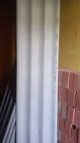Telhas, ripas e tijolos