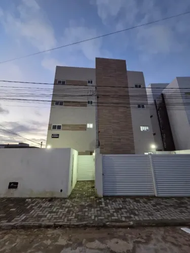 Alugo apartamento com 2 quartos sendo 1 suíte. Novo, em Paratibe!
