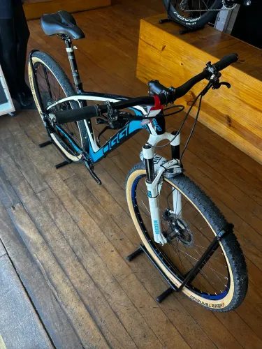 Bicicleta OGGI AGILE PRO ROTATE 29