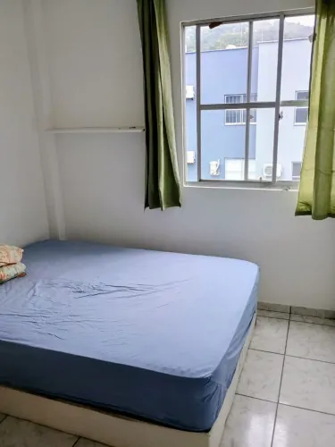 Quarto individual mobiliado em Coqueiros.