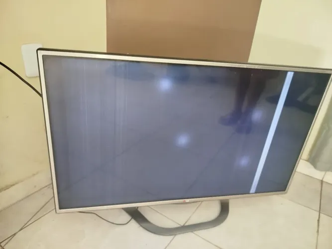 Vendo TV, marca LG, 42", danificada, para conserto ou retirarada de peças. *19 Zap