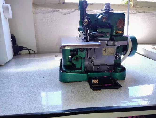 Maquina overlok semi industrial funcionando perfeitamente