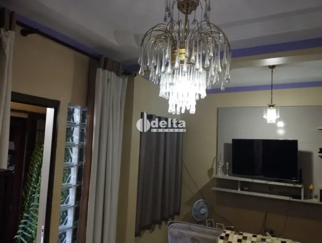 Casa residencial disponível para locação no bairro Osvaldo Rezende em Uberlândia-MG.
