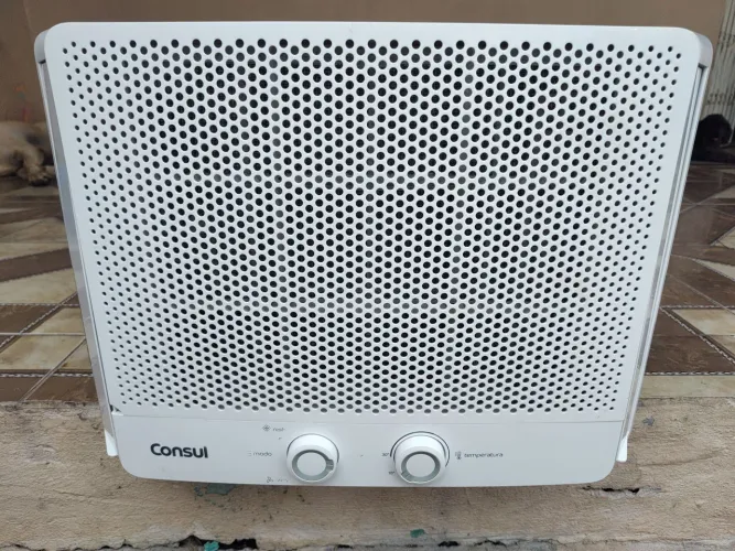 Ar Consul 10.mil BTUs 110 volts semi.novo 550,00