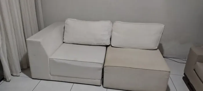 Sofá confortáve e elegante retrátil com tecido de linho cru.