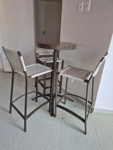 Mesa tipo bistrô com cadeiras altas