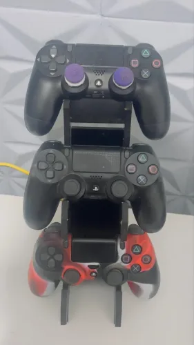 Ps4 com 3 controles 