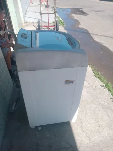 Vendo essa máquina de lavar roupa 9 kilos *.