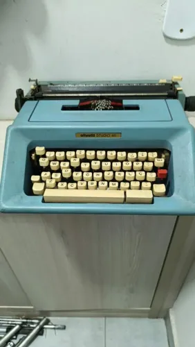 Máquina De Escrever Olivetti Studio 46 Azul - Em Metal (Anos 70)