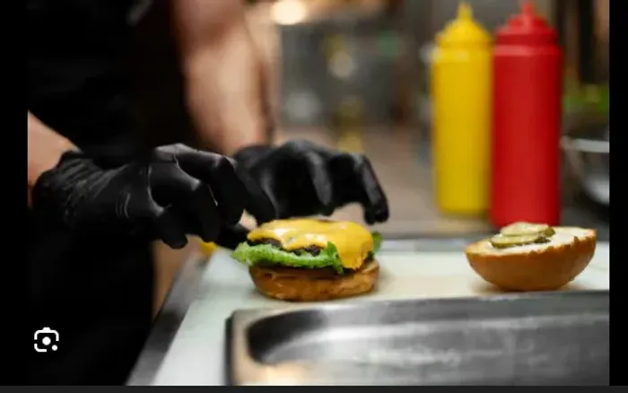 Vaga para Ajudante de Cozinha com Experiência em Chapa | Início Imediato