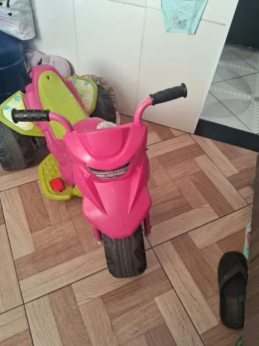 Moto eletrônica rosa infantil