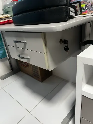 Vende mesa de estudo com gavetas por 150