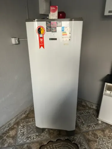 Geladeira praticamente nova
