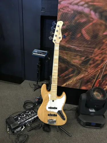 Sire Marcus Miller V7 5 cordas em Ash ? raríssimo?