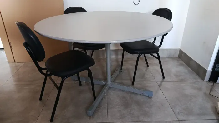 MESA E CADEIRAS PARA REUNIÃO