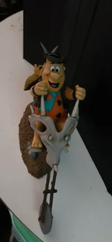 Fred Flintstone na moto chopper