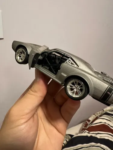 Carrinho miniatura Dom's Ice Charger de Velozes e Furiosos 8