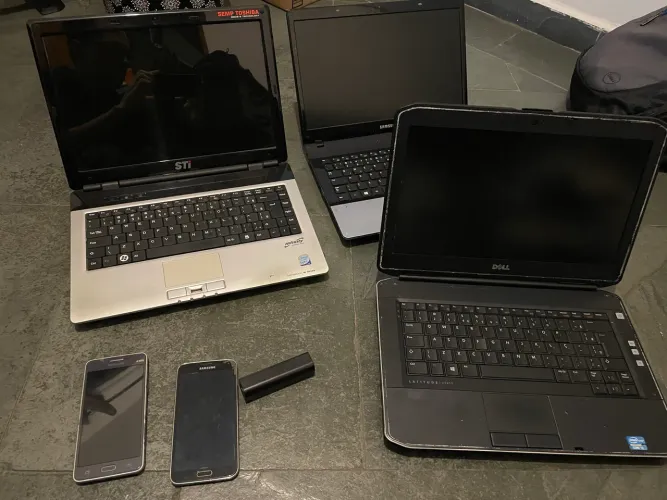 Notebook e celulares sucatas