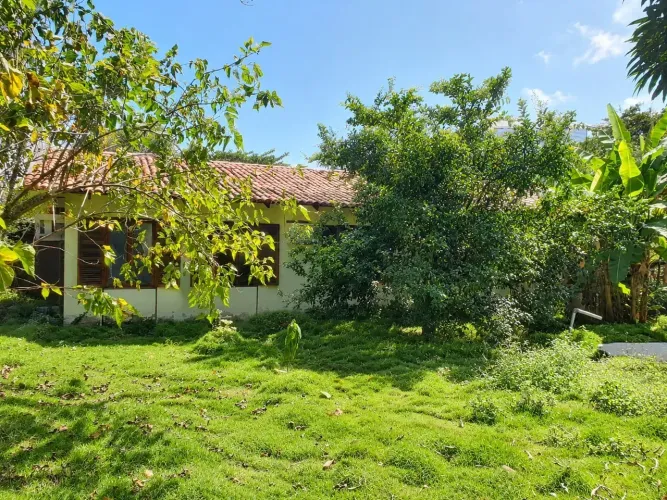 TERRENOS À VENDA EM CONDOMÍNIO HORIZONTAL COM CASA