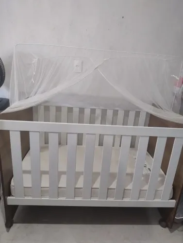 Berço branco e marrom