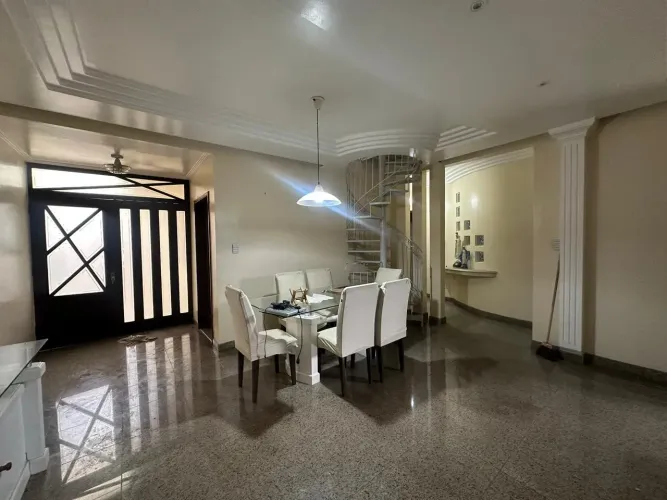 Casa na Cohama com 4 Quartos(3 Suítes) + Suíte no Quintal / 2 Vagas Cobertas