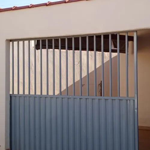 1 Sala 1Cozinha 3 quarto 2 banheiro (um contém suite) 1 lavanderia 1 dispensa, garagem