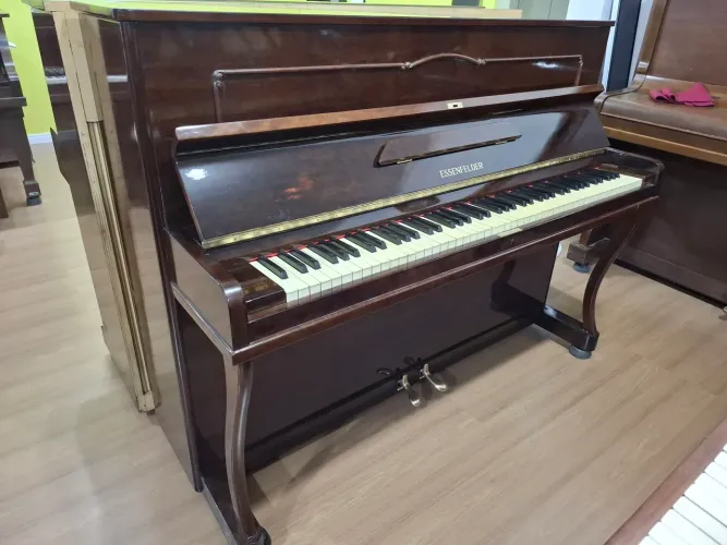 Piano acústico Essenfelder modelo 110-E