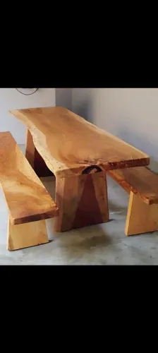 Vendo preciosa mesa e 2 bancos de madeira rustica