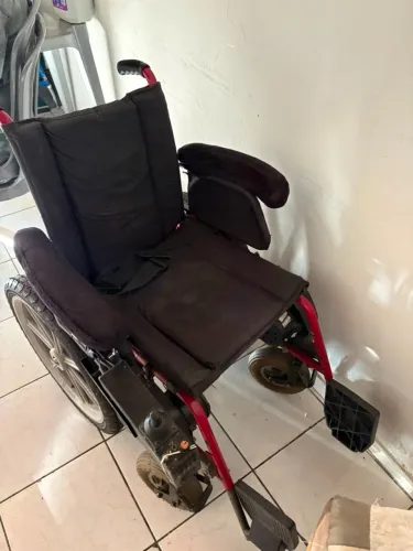 Cadeira de Rodas Motorizada Freedom Compact - Baterias Moura Novas - R$ 2.000