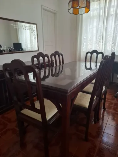 Conjunto mesa de jantar, buffet e espelho