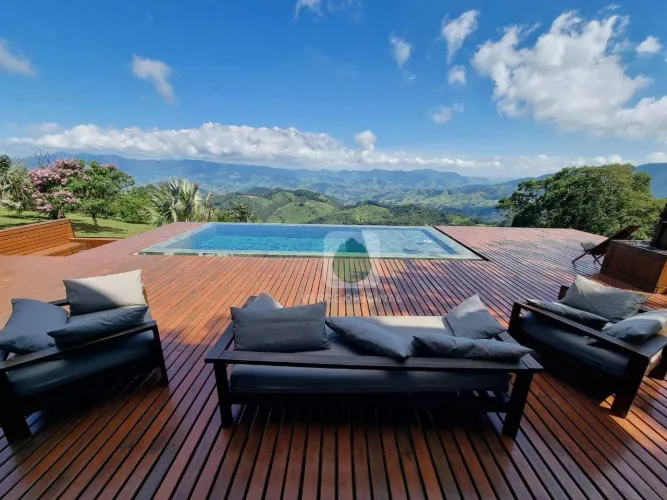 Sítio no alto da montanha, vista extraordinária e heliponto à venda, 152730 m² por R$ 5.50