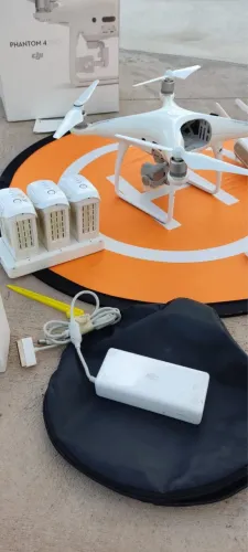 Vendo ou troco em algo de meu interesse drone Phantom 4 pro com 3 baterias.
