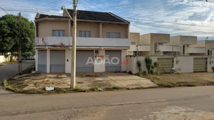 Sobrado com salas comerciais