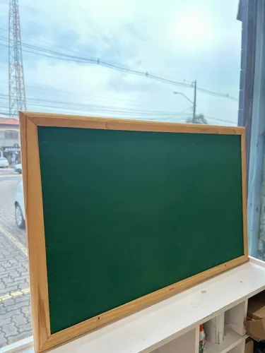 Quadro escolar em feltro com madeira