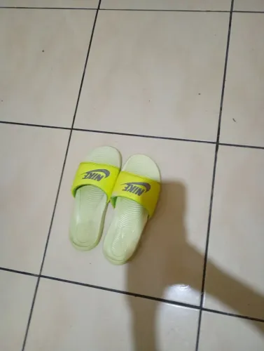 Chinelo neon Nike usado