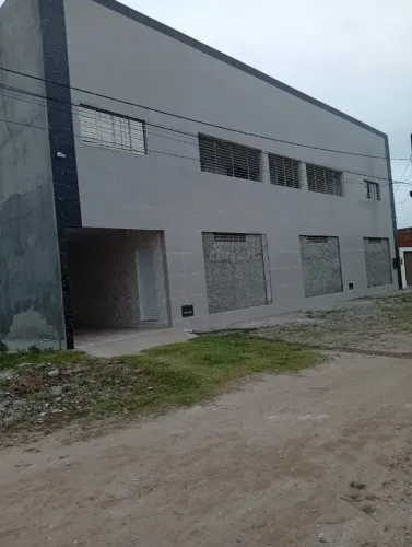 casa com  ponto comercial recem- construida, nova em fase de acabameto,,