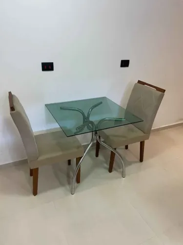 mesa de jantar de vidro para 4 pessoas, com 2 cadeiras 