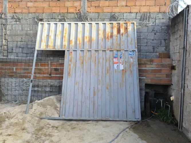 Portão de garagem grande