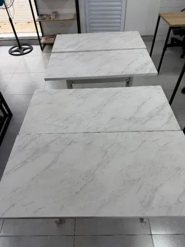 Mesa para escritorio com regulagem de altura de ambos os lados 