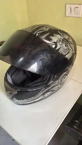 Capacete de moto usado bom pra trabalhar no precinho