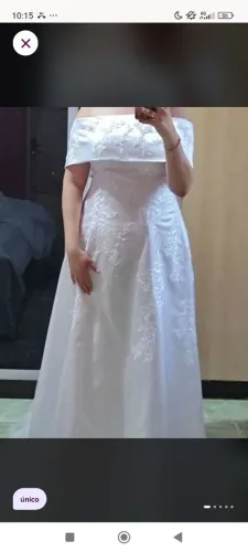 Vestido de noiva branco com detalhes bordados e pala removível