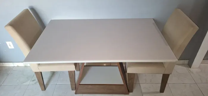 Mesa com 4 cadeiras