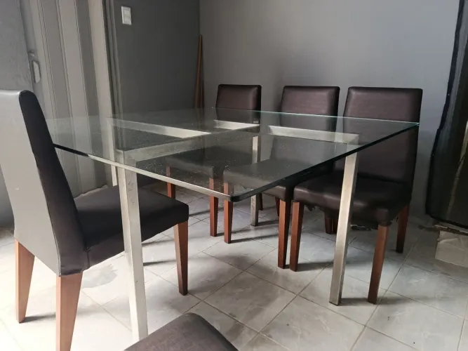 Mesa com seis cadeiras, tampo de vidro temperado.