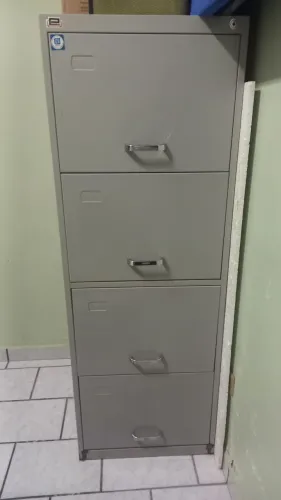 Vendo este Arquivo em aço com chave.