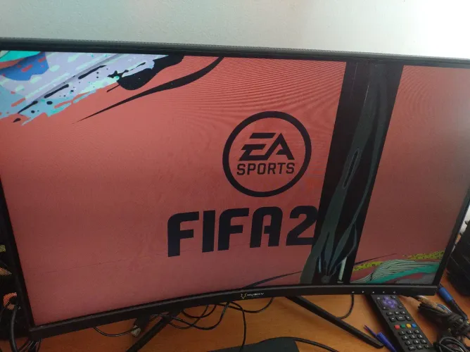 Monitor Gamer Husky Com Detalhe Na tela Na Caixa Completo