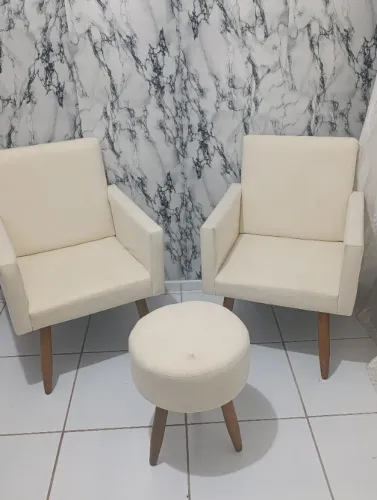 Conjunto de poltronas e repousa-pes