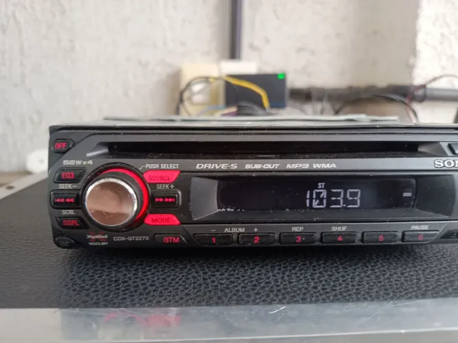 Vendo rádio automotivo Sony CDX-GT227X CD player, MP3 e WMA, rádio AM/FM. Leia.