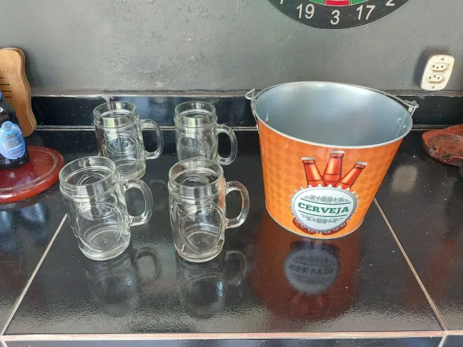 BALDE CERVEJEIRO COM QUATRO CANECAS DE CERVEJA