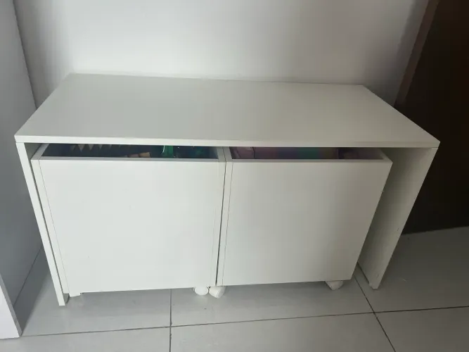 Mesinha e baús para brinquedos 