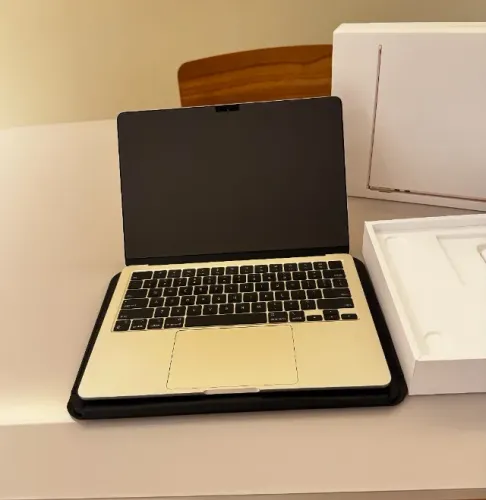 MacBook Air M2 13" 8GB 256GB Dourado
